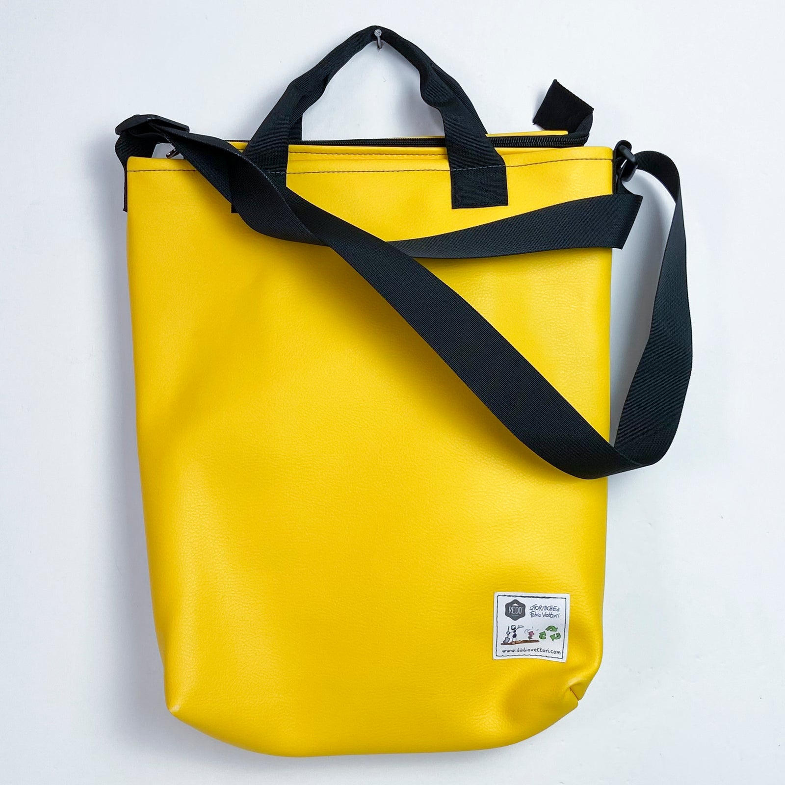 TRAC model shoulder bag with external pocket FV4030