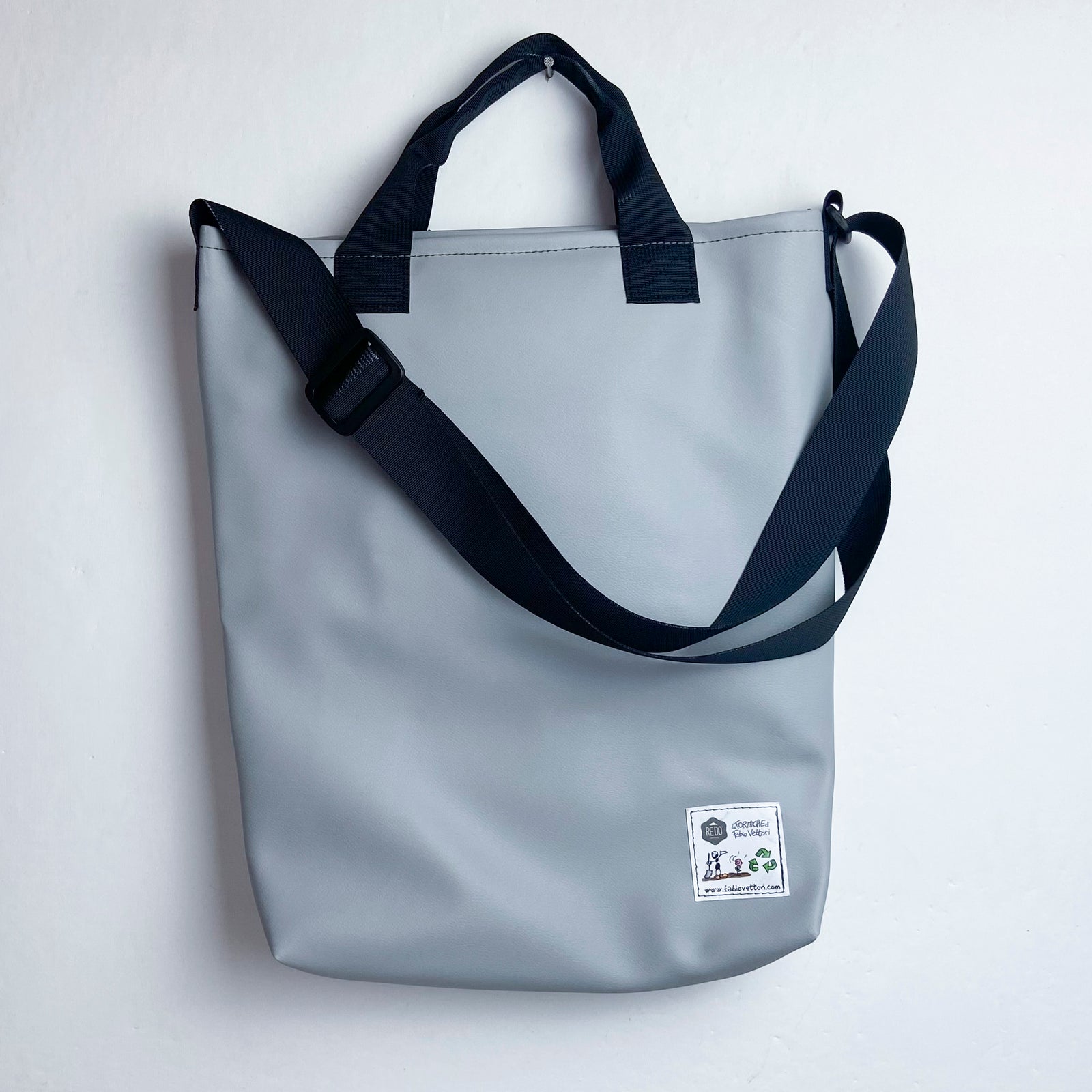 TRAC model shoulder bag with external pocket FV5577