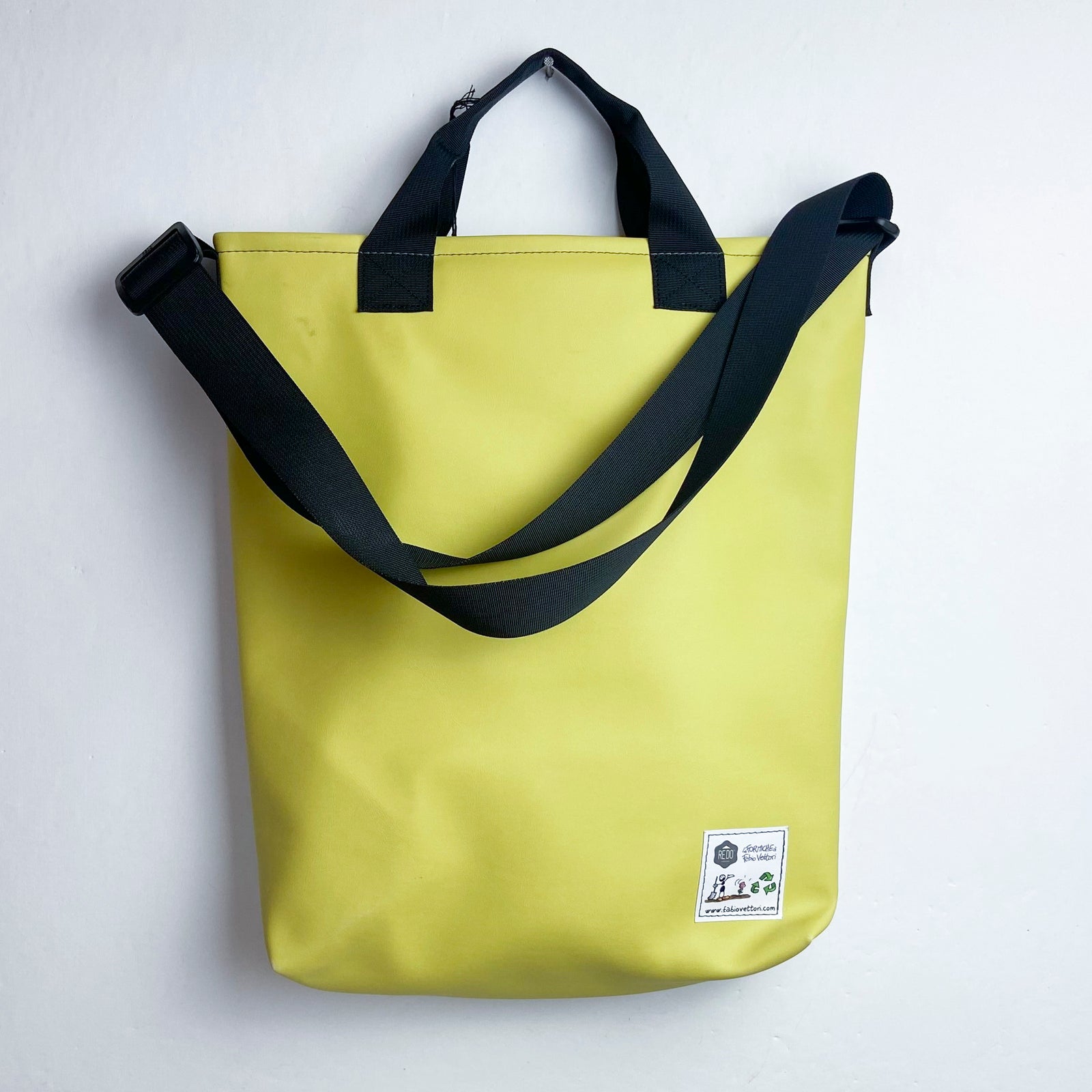 TRAC model shoulder bag with external pocket FV5585