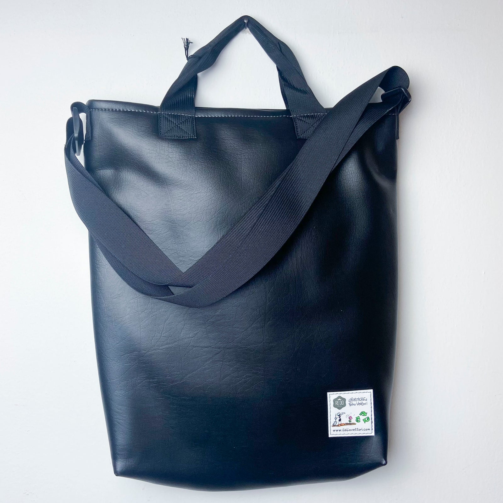 TRAC model shoulder bag with external pocket FV8111