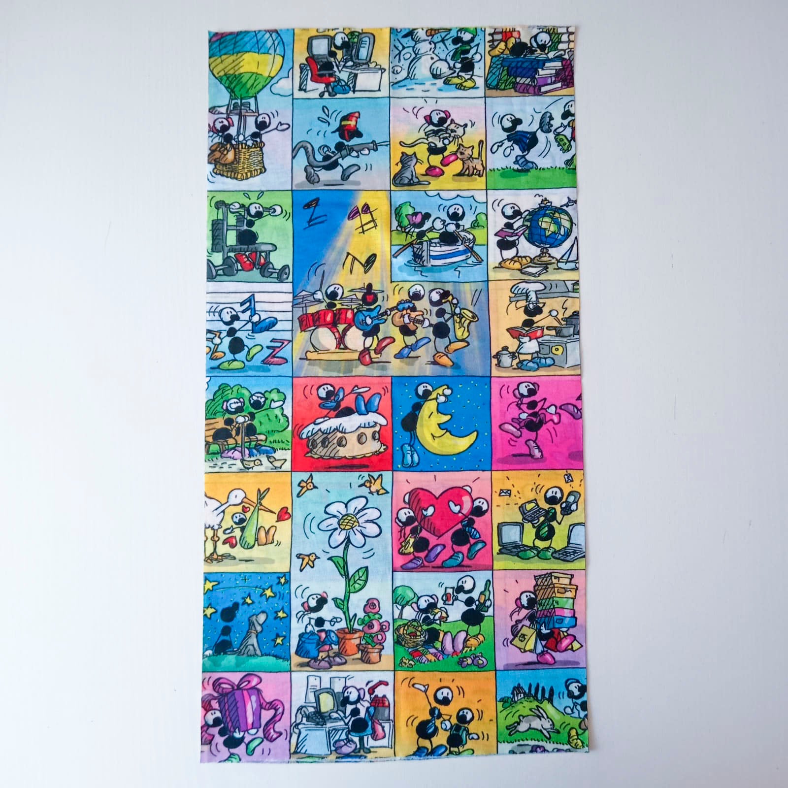 Multi-scarf neck warmer in polyester with the subject "What ant are you?"