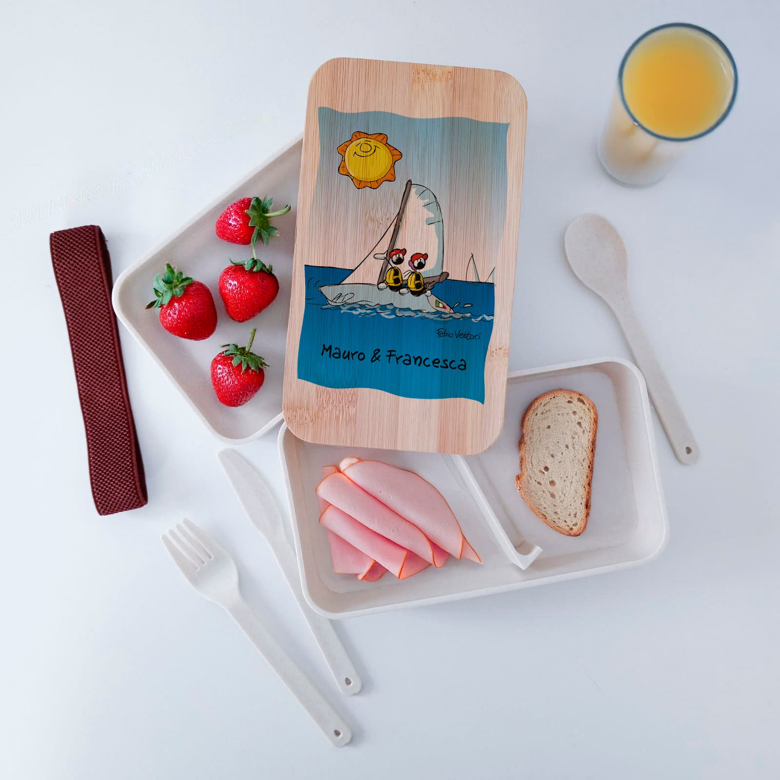 Scatola Porta Pranzo con coperchio in bambù e Posate Personalizzata soggetto "Barca a vela"